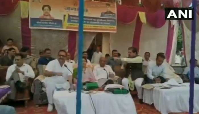 VIDEO: जनसमस्याएं सुलझाने के बजाय मंच पर आपस में भिड़ गए बीजेपी-कांग्रेस के नेता VIDEO: जनसमस्याएं सुलझाने के बजाय मंच पर आपस में भिड़ गए बीजेपी-कांग्रेस के नेता