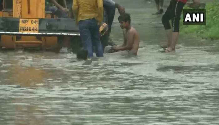 मध्य प्रदेश के 32 शहरों में बारिश बनी आफत, पानी में डूबीं राजधानी भोपाल की सड़कें मध्य प्रदेश के 32 शहरों में बारिश बनी आफत, पानी में डूबीं राजधानी भोपाल की सड़कें