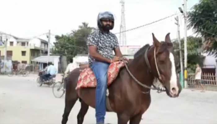 बिहार: ट्रैफिक चालान का खौफ, सहरसा में हेलमेट पहनकर घुड़सवारी करता नजर आया युवक बिहार: ट्रैफिक चालान का खौफ, सहरसा में हेलमेट पहनकर घुड़सवारी करता नजर आया युवक