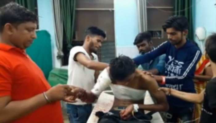 बिहार: रंगदारी नहीं देने पर पार्षद के बेटे ने किया जानलेवा हमला, कुल्हाड़ी से किया वार बिहार: रंगदारी नहीं देने पर पार्षद के बेटे ने किया जानलेवा हमला, कुल्हाड़ी से किया वार