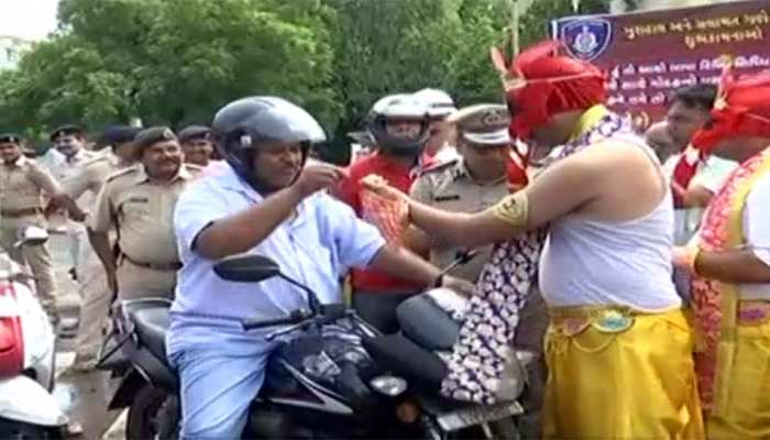 राजकोट पुलिस की अनोखी पहल, ट्रैफिक नियमों का पालन करने वालों को खिला रही लड्डू राजकोट पुलिस की अनोखी पहल, ट्रैफिक नियमों का पालन करने वालों को खिला रही लड्डू