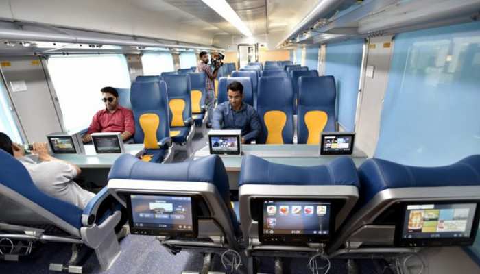 Know fetures about country's first private train Tejas Express | चौंकाने  वाली है देश की पहली प्राइवेट ट्रेन की खूबियां, एयर टिकट से आधा होगा इस  किराया | चौंकाने वाली है देश
