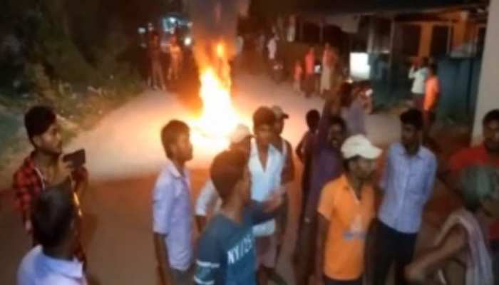 कटिहार: स्वास्थ्य व्यवस्था की खुली पोल, दवाई के अभाव में चली गई बच्ची की जान, हंगामा कटिहार: स्वास्थ्य व्यवस्था की खुली पोल, दवाई के अभाव में चली गई बच्ची की जान, हंगामा