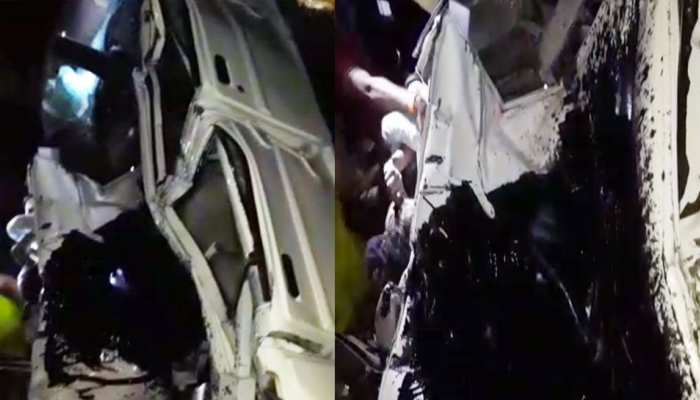 अयोध्या में भीषण सड़क हादसा, 4 लोगों की मौत, एक की हालत बेहद गंभीर अयोध्या में भीषण सड़क हादसा, 4 लोगों की मौत, एक की हालत बेहद गंभीर