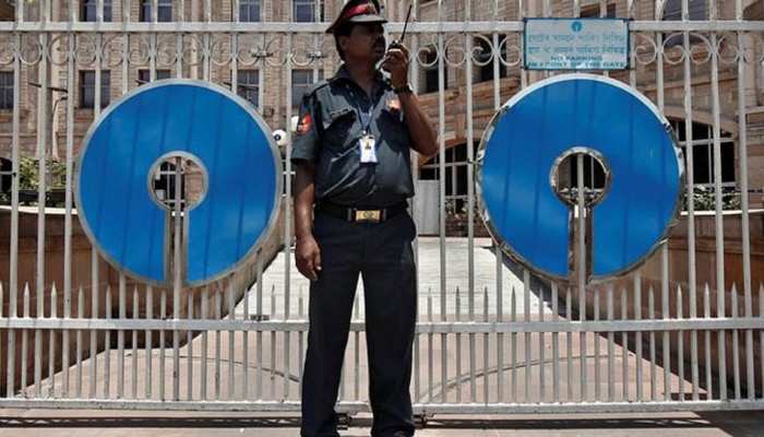 1 अक्टूबर से बदल जाएंगे SBI के 6 नियम, बैलेंस मेंटेन नहीं किया तो लगेगी इतनी पेनाल्टी 1 अक्टूबर से बदल जाएंगे SBI के 6 नियम, बैलेंस मेंटेन नहीं किया तो लगेगी इतनी पेनाल्टी
