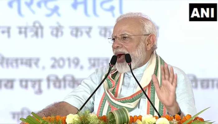 कुछ लोगों के कान में अगर 'ओम' और 'गाय' शब्द पड़ता है तो उनके बाल खड़े हो जाते हैं: PM मोदी कुछ लोगों के कान में अगर 'ओम' और 'गाय' शब्द पड़ता है तो उनके बाल खड़े हो जाते हैं: PM मोदी