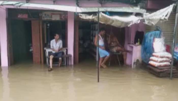 दमोह में लगातार बारिश बनी आफत, सड़कें पानी से लबालब, लोग घरों में रहने को मजबूर दमोह में लगातार बारिश बनी आफत, सड़कें पानी से लबालब, लोग घरों में रहने को मजबूर