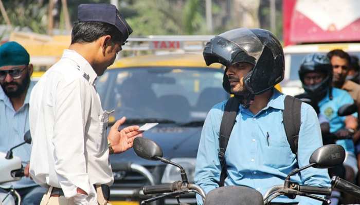 हजारों का चालान कटने पर भी सिर्फ ₹ 100 देनी होगी पेनाल्टी, जानिए पूरा नियम हजारों का चालान कटने पर भी सिर्फ ₹ 100 देनी होगी पेनाल्टी, जानिए पूरा नियम