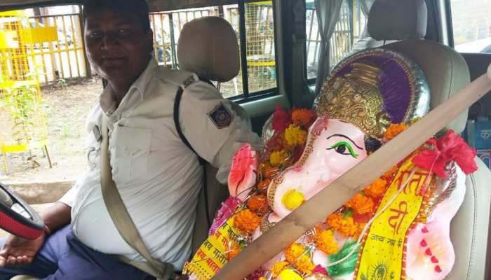 मध्य प्रदेश: सीट बेल्ट लगाकर विसर्जन के लिए पहुंचे Ganpati Bappa, फोटोज हुईं VIRAL मध्य प्रदेश: सीट बेल्ट लगाकर विसर्जन के लिए पहुंचे Ganpati Bappa, फोटोज हुईं VIRAL