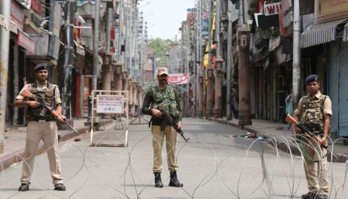 J&K: किश्तवाड़ में PDP नेता के पीएसओ का हथियार ले भागे आतंकी, लगाया गया कर्फ्यू J&K: किश्तवाड़ में PDP नेता के पीएसओ का हथियार ले भागे आतंकी, लगाया गया कर्फ्यू