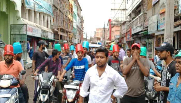 बिहार में संशोधित यातायात कानून के विरोध में आरजेडी ने किया अनोखा प्रदर्शन बिहार में संशोधित यातायात कानून के विरोध में आरजेडी ने किया अनोखा प्रदर्शन