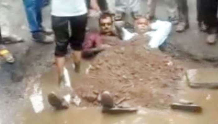 राजकोट की सड़कों पर गड्ढों से परेशान हुई जनता, अपनाया विरोध का अनोखा तरीका राजकोट की सड़कों पर गड्ढों से परेशान हुई जनता, अपनाया विरोध का अनोखा तरीका