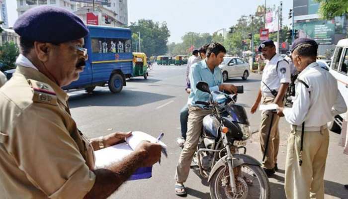 अब तोड़ा ट्रैफिक नियम तो इस कंपनी के कर्मचारियों को भुगतना होगा 'दोहरा चालान' अब तोड़ा ट्रैफिक नियम तो इस कंपनी के कर्मचारियों को भुगतना होगा 'दोहरा चालान'
