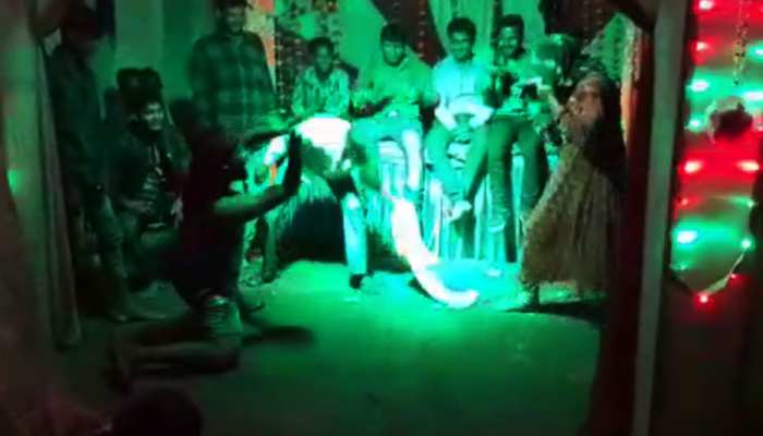 VIDEO: लड़की के साथ कर रहा था नागिन डांस, तभी हो गई शख्स की मौत VIDEO: लड़की के साथ कर रहा था नागिन डांस, तभी हो गई शख्स की मौत