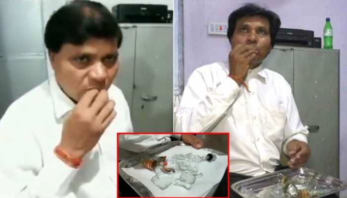 45 साल से नाश्ते में कांच खा रहे हैं ये वकील साहब, यकीन न हो तो देख लीजिए VIDEO 45 साल से नाश्ते में कांच खा रहे हैं ये वकील साहब, यकीन न हो तो देख लीजिए VIDEO