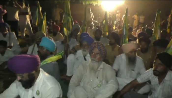 संगरूरः मीटर चेक करने गांव पहुंचे थे बिजली विभाग के कर्मचारी, गुस्साए किसानों ने बनाया बंधक संगरूरः मीटर चेक करने गांव पहुंचे थे बिजली विभाग के कर्मचारी, गुस्साए किसानों ने बनाया बंधक