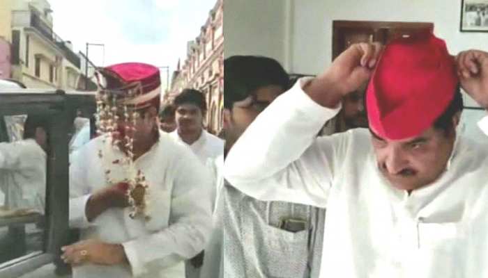 पुलिस का था सख्त पहरा, चकमा देकर रामपुर पहुंचने के लिए 'दूल्हा' बन गए सपा नेता, बाराती बने कार्यकर्ता पुलिस का था सख्त पहरा, चकमा देकर रामपुर पहुंचने के लिए 'दूल्हा' बन गए सपा नेता, बाराती बने कार्यकर्ता