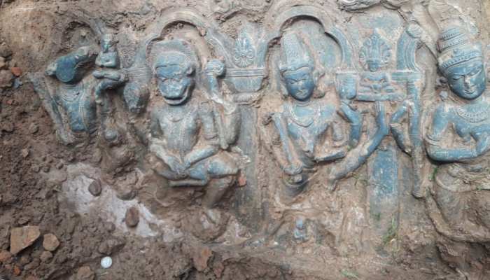 मालदा: खेत में खुदाई के दौरान मिली प्राचीन मूर्ति, ग्रामीणों ने शुरू की पूजा पाठ मालदा: खेत में खुदाई के दौरान मिली प्राचीन मूर्ति, ग्रामीणों ने शुरू की पूजा पाठ