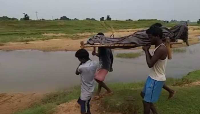 झारखंड: पैसों के अभाव में नहीं मिली एंबुलेंस , शव को खाट पर लादकर चल दिए परिजन झारखंड: पैसों के अभाव में नहीं मिली एंबुलेंस , शव को खाट पर लादकर चल दिए परिजन