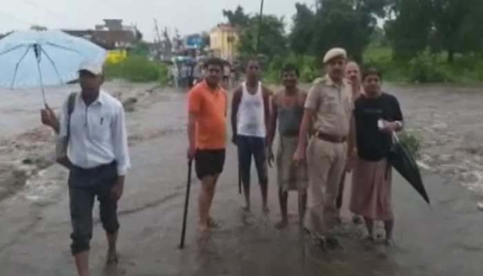 प्रतापगढ़: भारी बारिश से आया सड़कों पर पानी का सैलाब, प्रशासन की बढ़ीं मुश्किलें प्रतापगढ़: भारी बारिश से आया सड़कों पर पानी का सैलाब, प्रशासन की बढ़ीं मुश्किलें