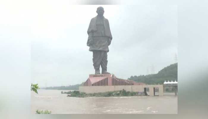 सरदार सरोवर का जलस्तर बढ़ने से बढ़ा स्टैच्यू ऑफ यूनिटी का आकर्षण, खूबसूरत नजारा देखने को लगी सैलानियों की भीड़ सरदार सरोवर का जलस्तर बढ़ने से बढ़ा स्टैच्यू ऑफ यूनिटी का आकर्षण, खूबसूरत नजारा देखने को लगी सैलानियों की भीड़