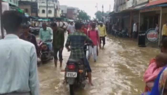 मध्य प्रदेशः लगातार बारिश से दमोह में एक साथ उजड़े कई आशियाने, आगर-मालवा में भी बिगड़े हालात मध्य प्रदेशः लगातार बारिश से दमोह में एक साथ उजड़े कई आशियाने, आगर-मालवा में भी बिगड़े हालात