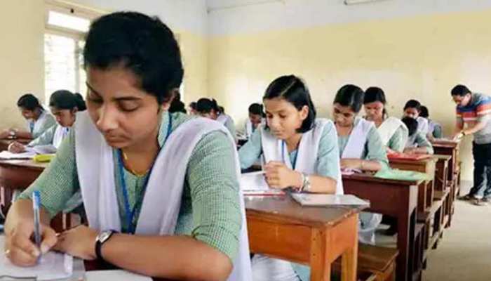 अगले साल UP बोर्ड की परीक्षाओं के दौरान केंद्रों की इंटरनेट से होगी ऑनलाइन निगरानी अगले साल UP बोर्ड की परीक्षाओं के दौरान केंद्रों की इंटरनेट से होगी ऑनलाइन निगरानी