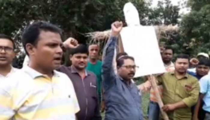 बिहार: किशनगंज में नियोजित शिक्षकों ने बिहार सरकार के खिलाफ किया उग्र प्रदर्शन, की नारेबाजी बिहार: किशनगंज में नियोजित शिक्षकों ने बिहार सरकार के खिलाफ किया उग्र प्रदर्शन, की नारेबाजी