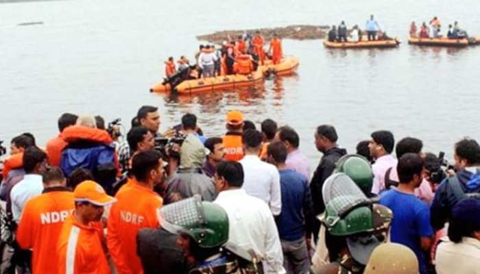आंध्र प्रदेश नाव हादसे में अब तक 12 शव निकाले गए, घटना में बाल-बाल बचे युवक ने बताई पूरी कहानी आंध्र प्रदेश नाव हादसे में अब तक 12 शव निकाले गए, घटना में बाल-बाल बचे युवक ने बताई पूरी कहानी