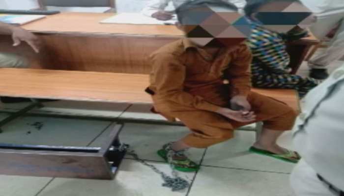 भोपाल: मदरसे में बच्चों को जंजीर से बांधकर दे रहे थे तालीम, संचालक गिरफ्तार भोपाल: मदरसे में बच्चों को जंजीर से बांधकर दे रहे थे तालीम, संचालक गिरफ्तार