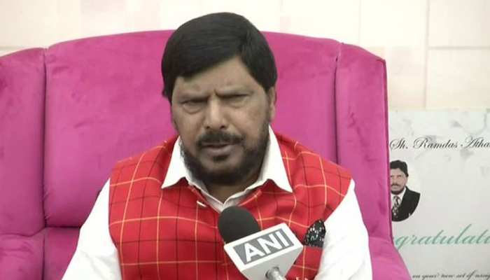 महाराष्ट्र चुनाव: रामदास अठावले ने शिवसेना-बीजेपी से मांगी 10 सीटें, बोले - एनडीए 240 सीटें जीतेगा महाराष्ट्र चुनाव: रामदास अठावले ने शिवसेना-बीजेपी से मांगी 10 सीटें, बोले - एनडीए 240 सीटें जीतेगा