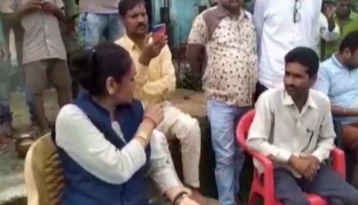 BSP विधायक रमाबाई ने पार्षद को सरेआम लगाई लताड़, लोगों से कहा- मार देना थप्पड़ BSP विधायक रमाबाई ने पार्षद को सरेआम लगाई लताड़, लोगों से कहा- मार देना थप्पड़