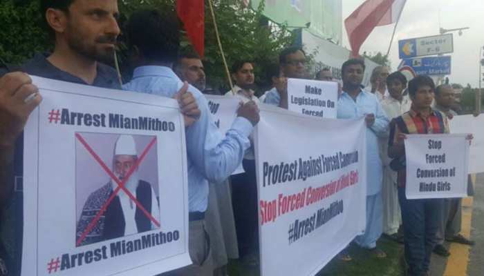 ये है पाकिस्तान का 'मियां मिट्ठू', हिंदू लड़कियों को जबरन मुस्लिम बनाने में है कुख्यात ये है पाकिस्तान का 'मियां मिट्ठू', हिंदू लड़कियों को जबरन मुस्लिम बनाने में है कुख्यात