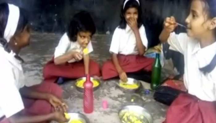 हजारीबाग: मिड डे मील में घोटाला, स्टोर में अनाज फिर भी बच्चों को नहीं मिला खाना हजारीबाग: मिड डे मील में घोटाला, स्टोर में अनाज फिर भी बच्चों को नहीं मिला खाना