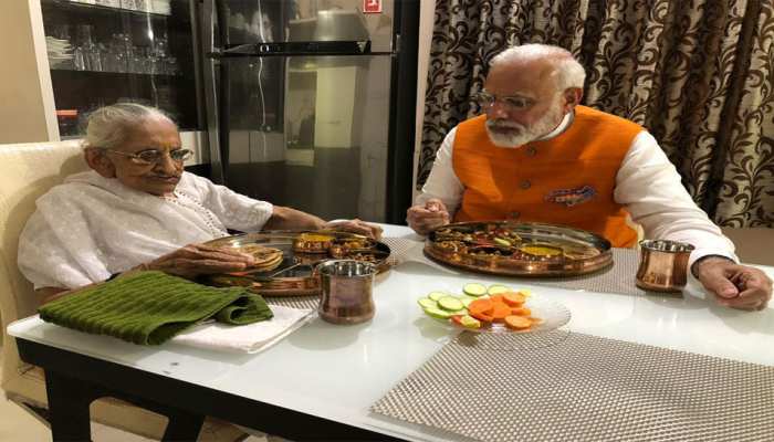 LIVE: 69वें जन्मदिन पर अपनी मां से मिलकर पीएम मोदी ने लिया आशीर्वाद, साथ में किया लंच LIVE: 69वें जन्मदिन पर अपनी मां से मिलकर पीएम मोदी ने लिया आशीर्वाद, साथ में किया लंच
