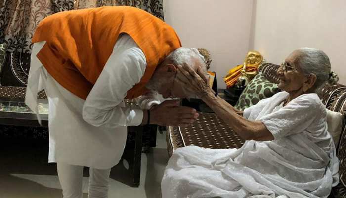 अपने जन्मदिन पर पीएम मोदी ने छुए मां के पैर, आशीर्वाद के साथ मिले 501 रुपये अपने जन्मदिन पर पीएम मोदी ने छुए मां के पैर, आशीर्वाद के साथ मिले 501 रुपये