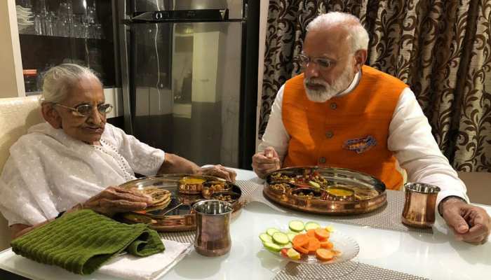 B'Day पर PM मोदी ने मां हीराबेन से लिया आशीर्वाद, साथ खाया खाना, देखें PICS