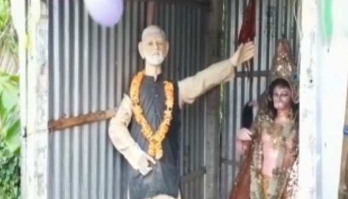 कटिहार: 'मोदी मंदिर' में लोगों ने मनाया प्रधानमंत्री का जन्मदिन, केक काटा, लड्डू बांटे कटिहार: 'मोदी मंदिर' में लोगों ने मनाया प्रधानमंत्री का जन्मदिन, केक काटा, लड्डू बांटे