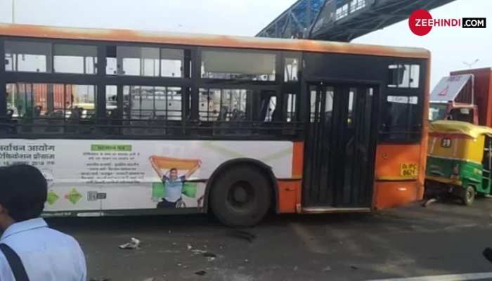 Road accident near Akshardham Temple Delhi, Speedy Bus hits 7 vehicles