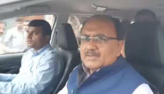 UP: ट्रैफिक नियम सबके लिए हैं...माननीय हैं कि मानते नहीं UP: ट्रैफिक नियम सबके लिए हैं...माननीय हैं कि मानते नहीं