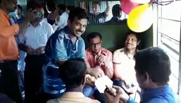 यात्रियों ने चलती ट्रेन के अंदर की विश्वकर्मा पूजा, भगवान से मांगा अनोखा आशीर्वाद यात्रियों ने चलती ट्रेन के अंदर की विश्वकर्मा पूजा, भगवान से मांगा अनोखा आशीर्वाद