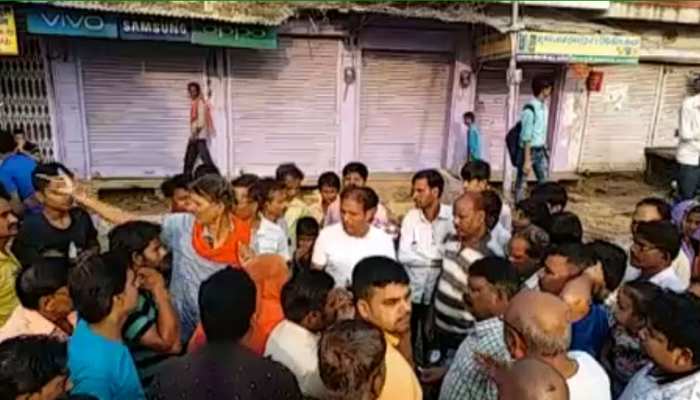 करौली की कई कॉलोनियों में पेयजल संकट से लोग परेशान, थाने के बाहर किया प्रदर्शन करौली की कई कॉलोनियों में पेयजल संकट से लोग परेशान, थाने के बाहर किया प्रदर्शन