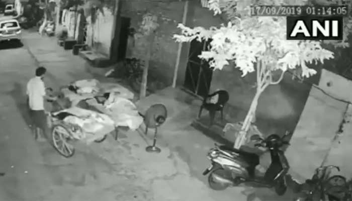 VIDEO: 4 साल की बच्ची को चोरी करने आया शख्स, परिवार की खुल गई नींद और... VIDEO: 4 साल की बच्ची को चोरी करने आया शख्स, परिवार की खुल गई नींद और...