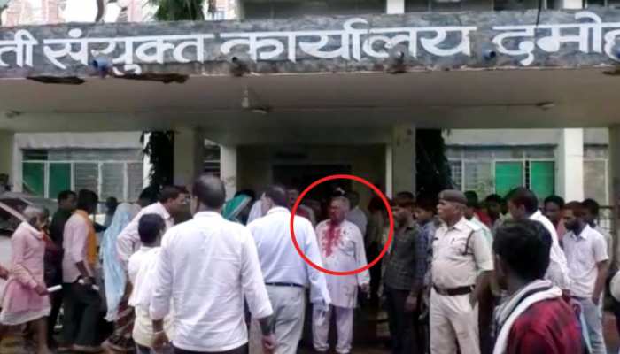 MP: गांव की समसस्याओं से परेशान बुजुर्ग ने कलेक्टर ऑफिस में फोड़ा अपना सिर, खोली विधायक की पोल MP: गांव की समसस्याओं से परेशान बुजुर्ग ने कलेक्टर ऑफिस में फोड़ा अपना सिर, खोली विधायक की पोल