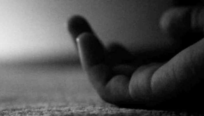 बिहार: कर्ज से परेशान शख्स ने पहले की पत्नी और बेटी की हत्या, फिर खुद को लगाई फांसी बिहार: कर्ज से परेशान शख्स ने पहले की पत्नी और बेटी की हत्या, फिर खुद को लगाई फांसी
