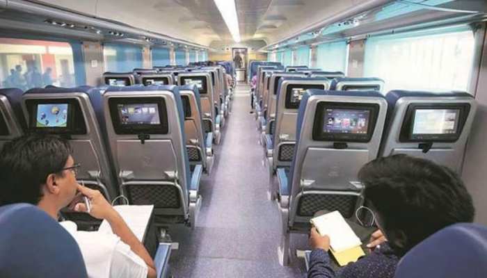 चलती ट्रेन में भी कर सकेंगे शॉपिंग, IRCTC तेजस ट्रेन में शुरू करेगी यह सुविधा चलती ट्रेन में भी कर सकेंगे शॉपिंग, IRCTC तेजस ट्रेन में शुरू करेगी यह सुविधा