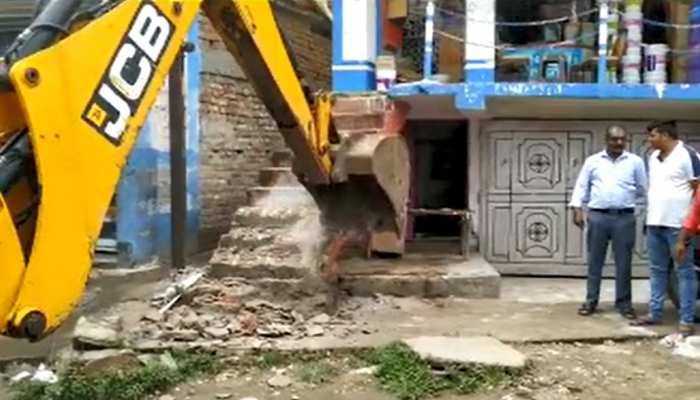 बिहार: बिहारशरीफ में चलाया गया अतिक्रमण अभियान, दुकानदारों ने किया विरोध बिहार: बिहारशरीफ में चलाया गया अतिक्रमण अभियान, दुकानदारों ने किया विरोध