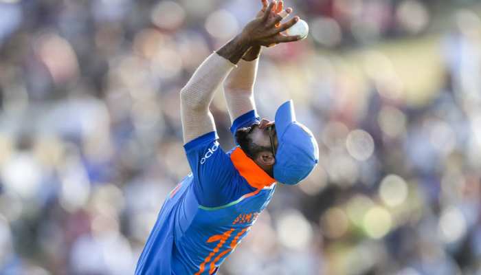 INDvsSA: कोहली के कमाल के कैच ने बदला मैच, डिकॉक देखते ही रह गए, आप भी देखें VIDEO INDvsSA: कोहली के कमाल के कैच ने बदला मैच, डिकॉक देखते ही रह गए, आप भी देखें VIDEO