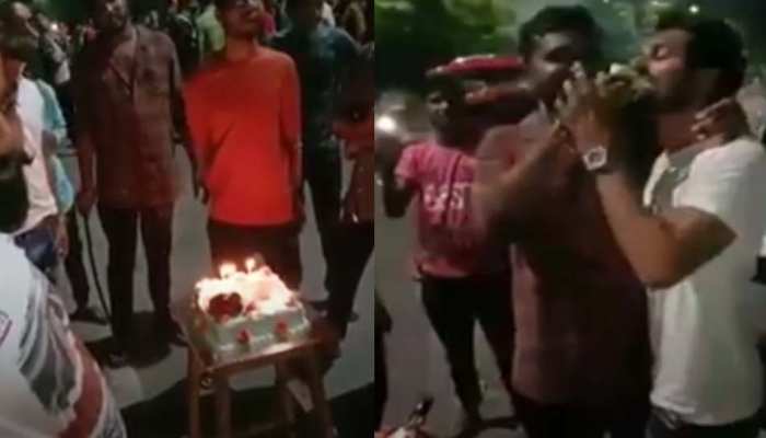 VIDEO: Birthday के दिन सड़कों पर सरेआम उड़ाई गई कानून की धज्जियां, तलवार से काटा गया केक VIDEO: Birthday के दिन सड़कों पर सरेआम उड़ाई गई कानून की धज्जियां, तलवार से काटा गया केक