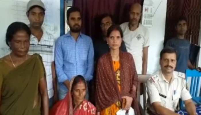 बिहार: 12 साल बाद परिवार से मिली महिला, घरवालों के खुशी से छलक पड़े आंसू बिहार: 12 साल बाद परिवार से मिली महिला, घरवालों के खुशी से छलक पड़े आंसू